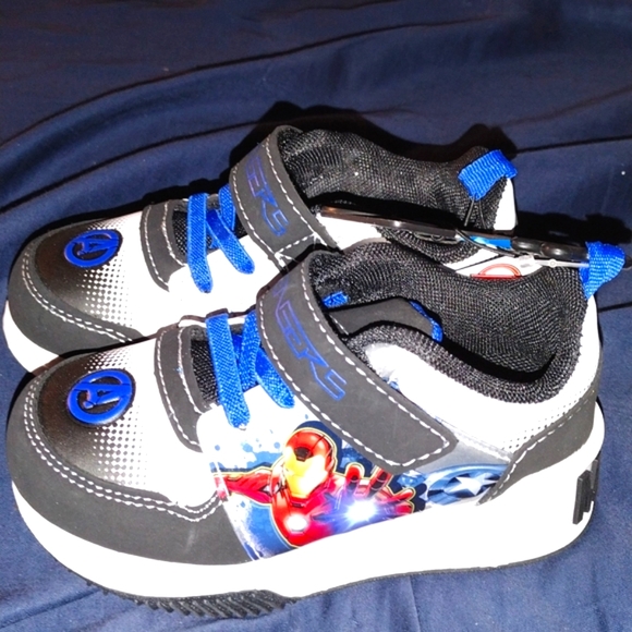 Super Hero Marvel Avengers Light Up Shoes Size 8 NWT - Picture 5 of 8